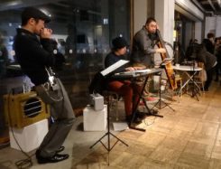 今年1月、都内で開かれた青森関連のイベントでは、「りんご追い分け」「分かれのブルース」「津軽平野」など青森ゆかりの曲をオシャレなアレンジで演奏した（左が山田さん）