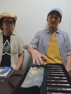 バンドを組むT-BONE TAKUMAさん（左）とは、音楽の話が止まらない