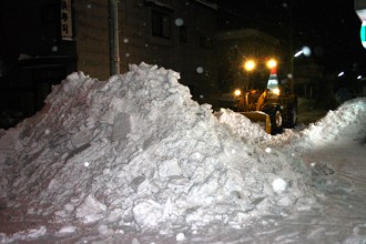 青森市内での深夜の機械除雪：2011年12月撮影