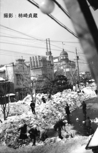 戦前の青森市柳町通りでの雪切り風景